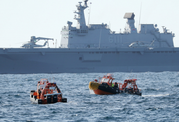 ▲2일 오전 독도 인근 해상에서 지난달 31일 추락한 소방헬기의 구조수색 작업이 진행되고 있다.  (연합뉴스)