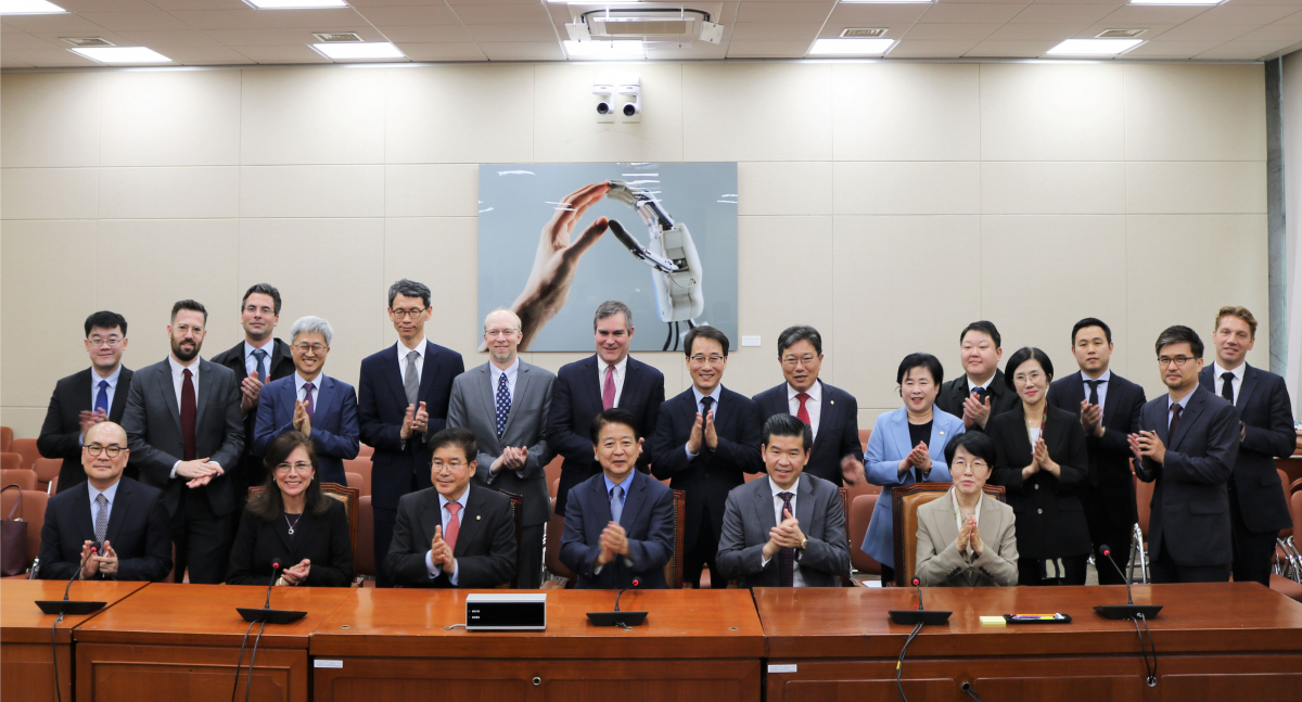 ▲암참과 미한재계회 대표단, 그리고 국회 과학기술정보통신위원회 관계자들이 면담을 한 뒤 기념사진을 찍고 있다. (사진제공=암참)