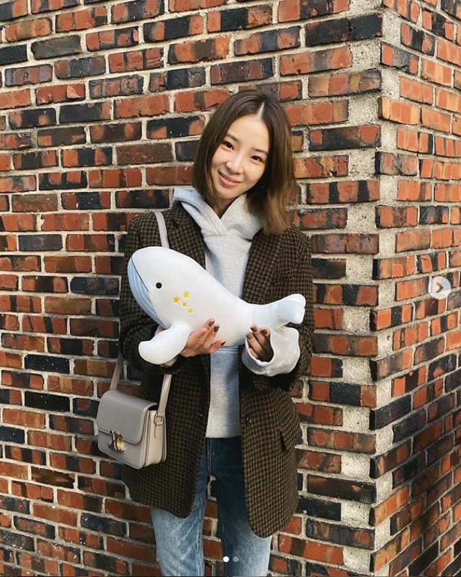 ▲모델 아이린이 사회적기업 우시산의 고래인형 별까루를 들고 사진을 찍고 있다. (사진제공=SK이노베이션)