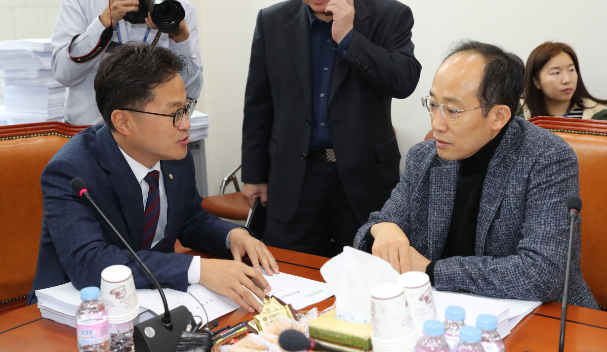 ▲2일 오후 열린 국회 기획재정위원회 조세소위원회에서 김정우 위원장(왼쪽)과 자유한국당 추경호 의원이 대화하고 있다. (연합뉴스)