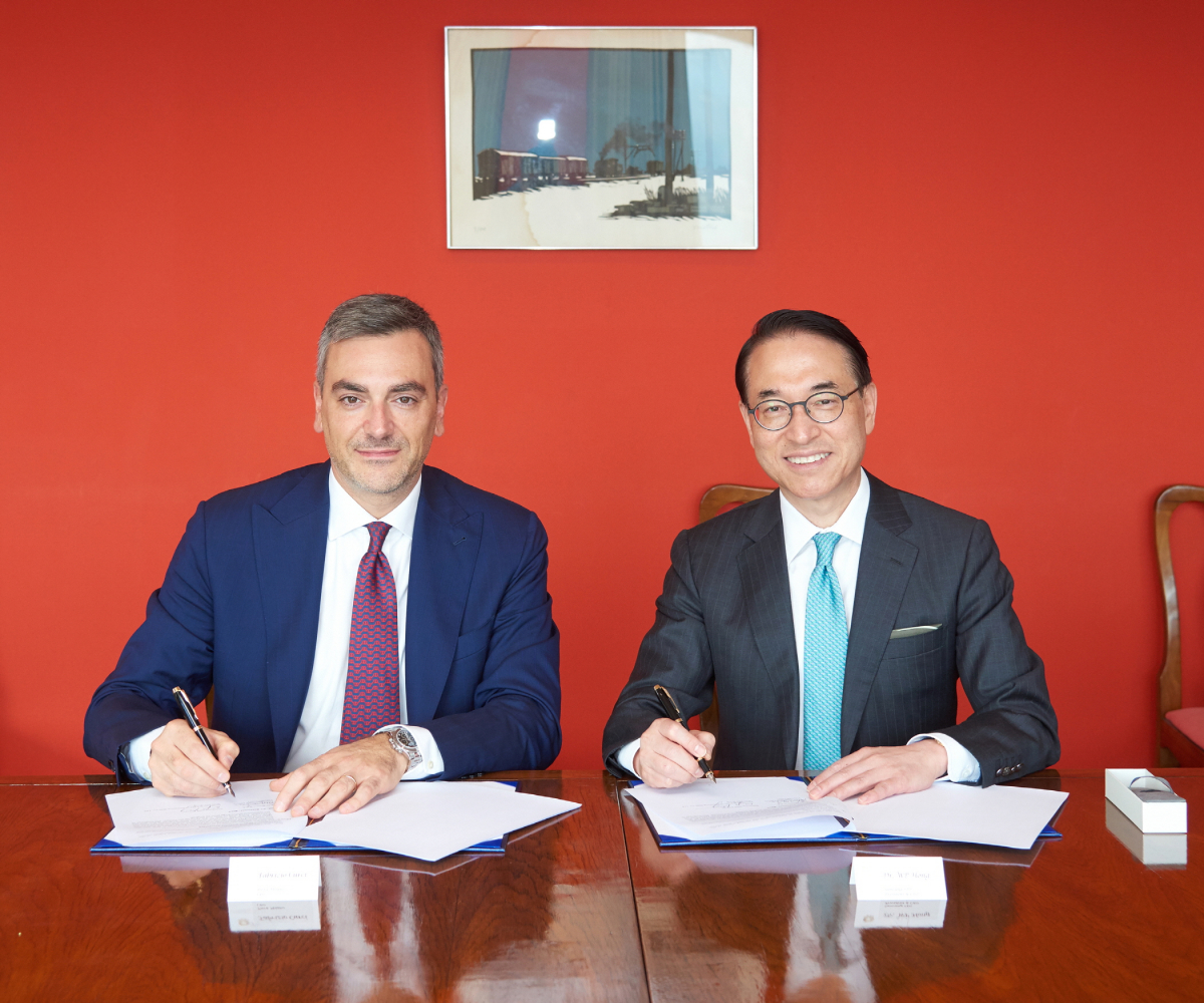 ▲홍원표 삼성SDS 대표이사(오른쪽)와 파브리지오 쿠르치 피에라 밀라노 대표이사가 협약 체결 후 기념촬영을 하고 있다.  (사진제공=삼성SDS)