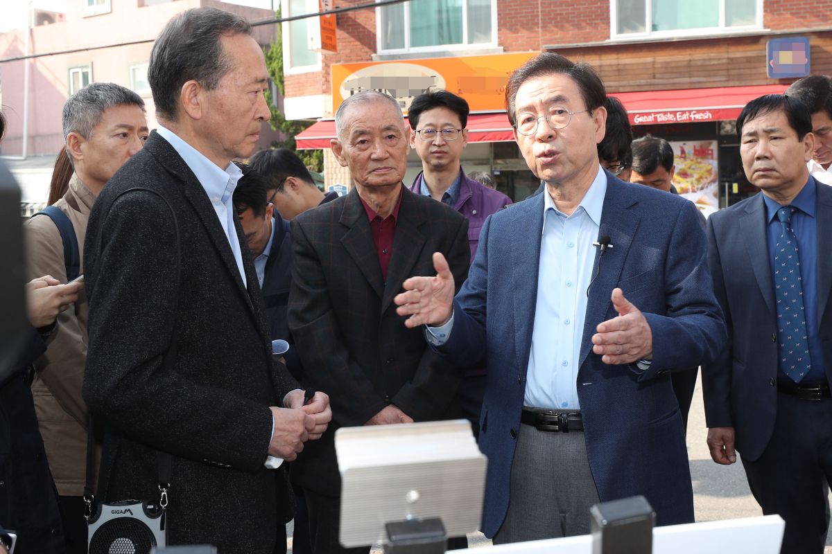 ▲박원순 서울시장이 3일 서울 옥인동에서 주민들과 대화를 하고 있다. (연합뉴스)