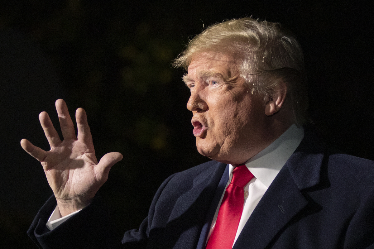 ▲도널드 트럼프 미국 대통령이 2일(현지시간) 뉴욕으로 떠나기 전 백악관에서 기자들과 이야기를 하고 있다. 워싱턴DC/AP 뉴시스.