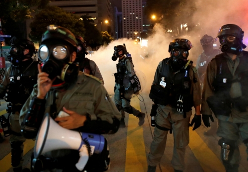 ▲홍콩에서 2일(현지시간) 경찰들이 반정부 시위대 해산에 나서고 있다. 홍콩/로이터연합뉴스

