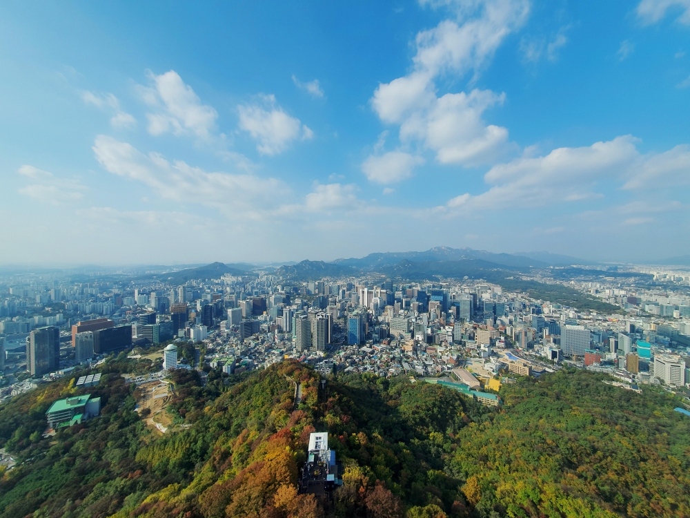 ▲전국이 쾌청한 날씨를 보인 27일 서울 남산의 형형색색 물들어가는 단풍 위로 푸른 하늘이 펼쳐져 있다. 신태현 기자 holjjak@ (이투데이DB)