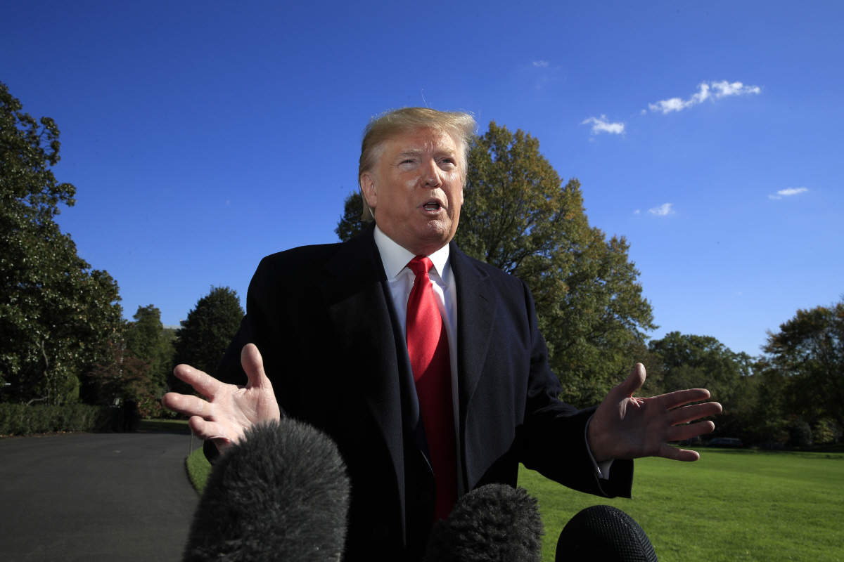 ▲도널드 트럼프 미국 대통령이 3일(현지시간) 백악관에서 이야기를 하고 있다. 워싱턴DC/AP 연합뉴스 .