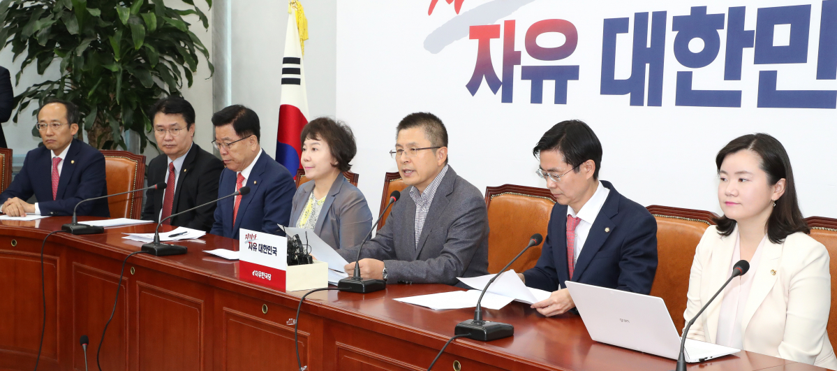 ▲자유한국당 황교안 대표(오른쪽 세번째)가 4일 오전 국회에서 열린 최고위원회의에서 발언하고 있다. (연합뉴스)