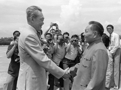 ▲리콴유(왼쪽) 싱가포르 당시 총리가 1978년 11월 12일(현지시간) 자국을 방문한 중국의 덩샤오핑과 악수하고 있다. 싱가포르/신화뉴시스  
