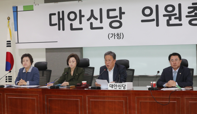 ▲대안신당 유성엽 대표(오른쪽 두번째)가 29일 오전 국회 의원회관에서 열린 의원총회에서 발언하고 있다. (연합뉴스)
