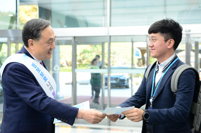 ▲박차훈 새마을금고중앙회 회장(왼쪽)과 임직원들이 4일 정보보호 캠페인에 참여하고 있다. (사진 제공=새마을금고중앙회)