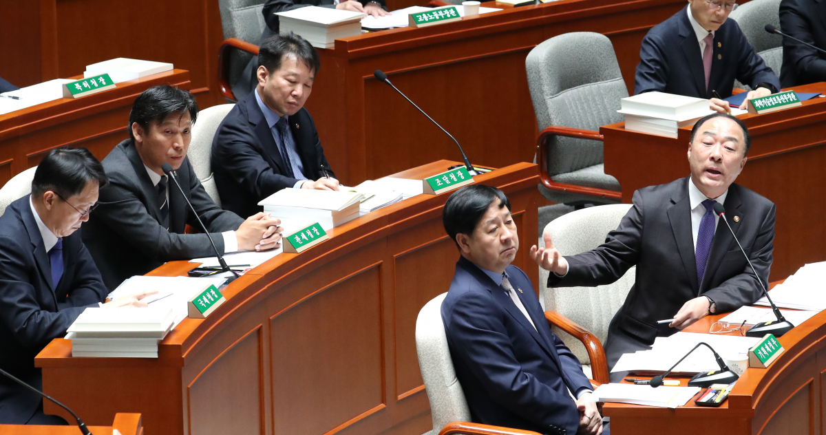 ▲4일 오전 국회에서 열린 예산결산특별위원회 전체회의에서 홍남기 경제부총리 겸 기획재정부 장관(오른쪽)이 의원 질의에 답변하고 있다.  (연합뉴스)