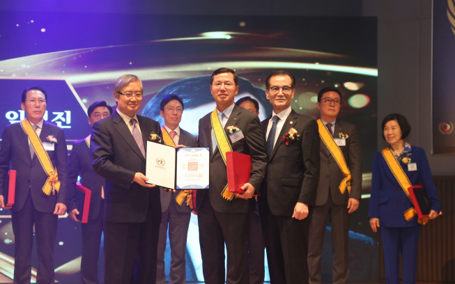 ▲(왼쪽부터)김성재 한국유엔봉사단 총재, 임영진 신한카드 사장, 안헌식 한국유엔봉사단 이사장이 5일 서울 여의도 KBS 아트홀에서 열린 '대한민국 봉사 대상식'에서 기념촬영을 하고 있다. (사진 제공=신한카드)