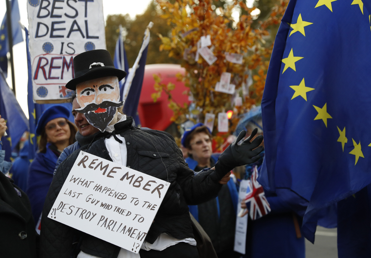 ▲브렉시트(영국의 유럽연합 탈퇴) 반대를 주장하는 시민들이 5일(현지시간) 국회 의사당 밖에서 시위를 벌이고 있다. 런던/AP 연합뉴스.