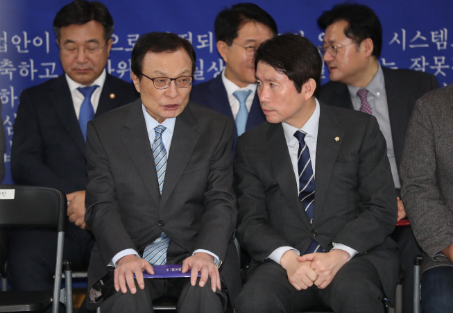 ▲더불어민주당 이해찬 대표(왼쪽)와 이인영 원내대표가 6일 여의도 국회에서 열린 현장최고위원회의에서 대화 하고 있다. (연합뉴스)