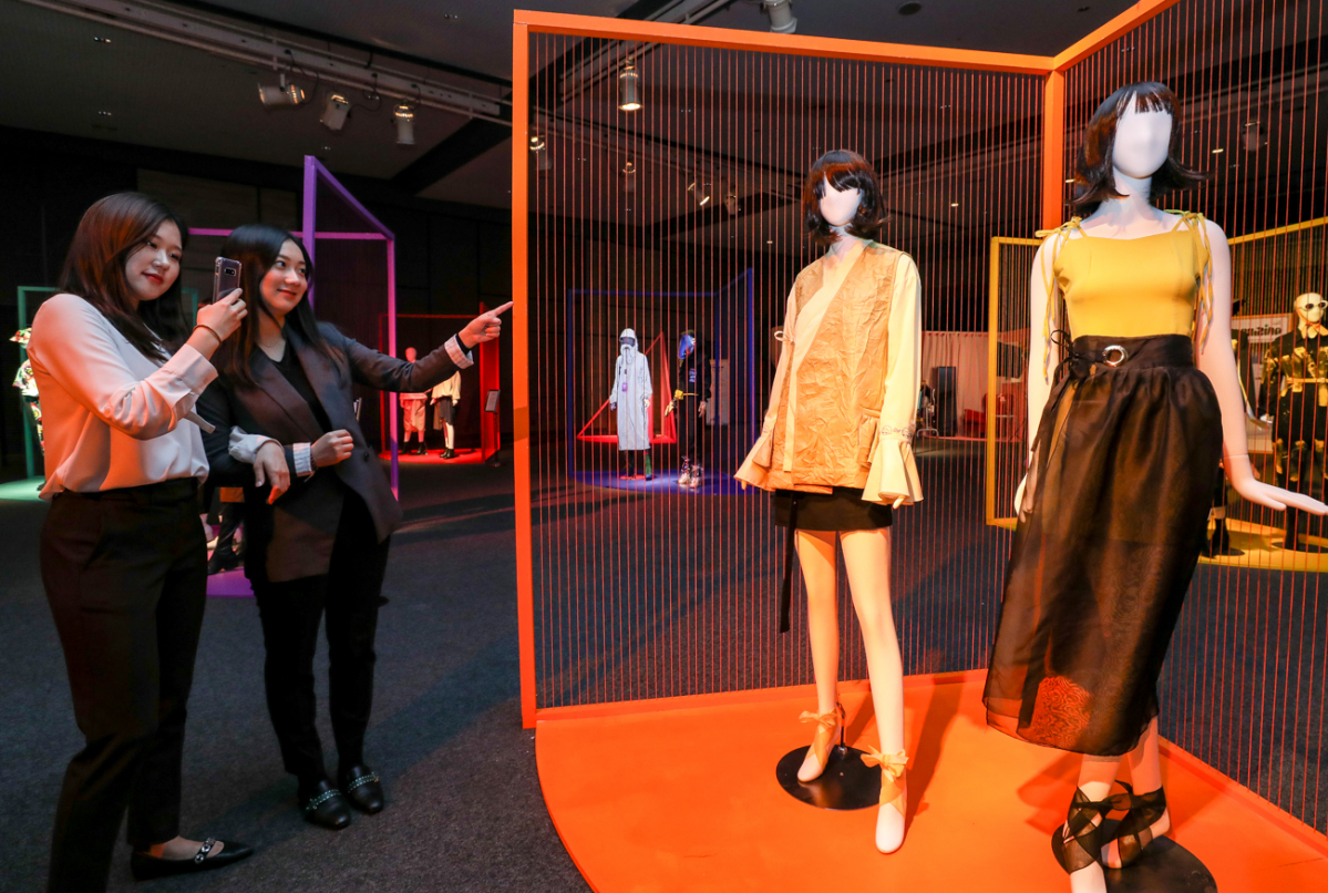 ▲6일 오전 현대백화점 목동점 7층 토파즈홀에서 고객들이 '캐릭터 밈(MiM) 복합 체험전'을 구경하고 있다. (사진제공=현대백화점)