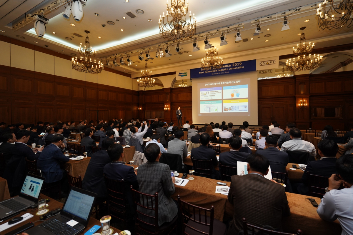 ▲두산로지스틱스솔루션은 6일 서울 임페리얼 팰리스 호텔에서 오스트리아의 크납과 공동으로 고객 초청 콘퍼런스인 ‘인사이트 콘퍼런스 2019’를 개최했다. 개회사를 하고 있는 두산로지스틱스솔루션 김환성 대표. (사진제공=두산로지스틱스솔루션)