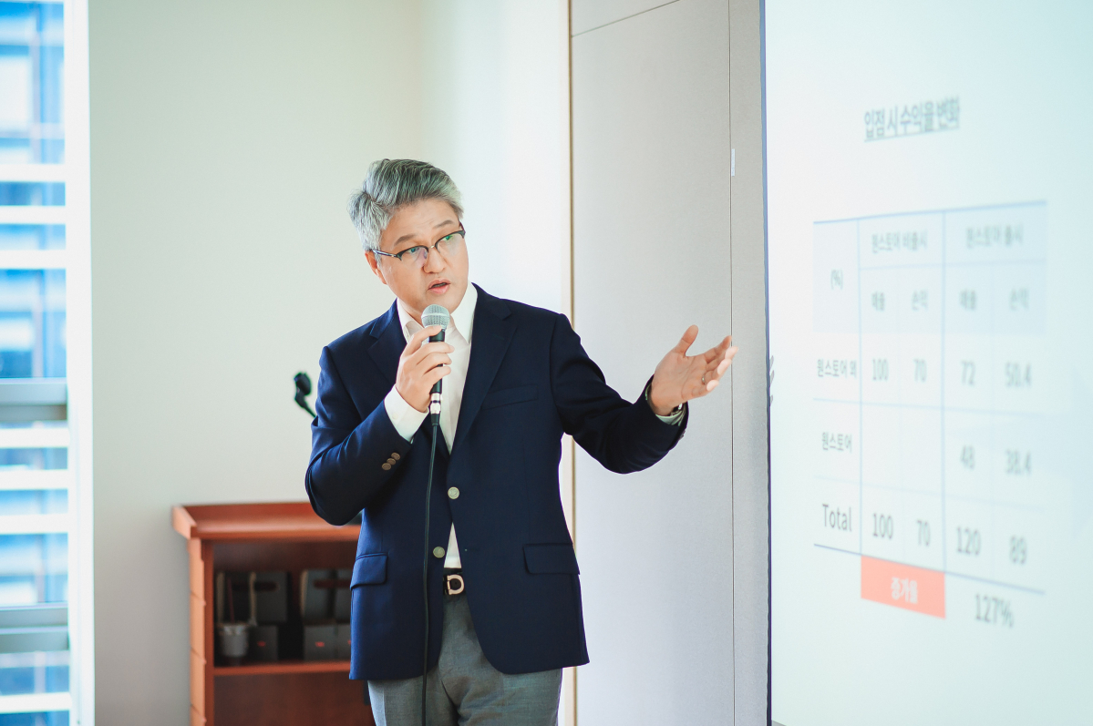 ▲이재환 원스토어 대표가 1000억 원 투자 유치 소식과 내년 사업 전략에 대해 발표하고 있다.  (사진제공=원스토어)