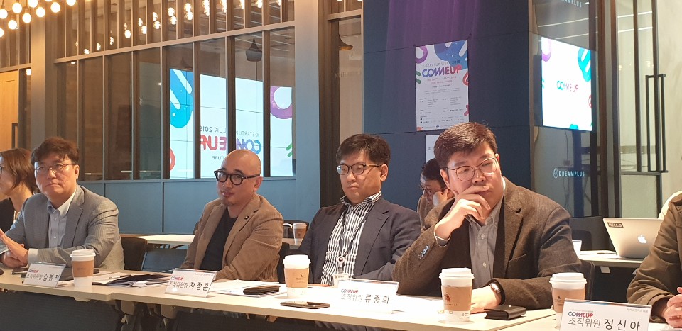 ▲(왼쪽붙) 이택경 매쉬업엔젤스대표, 김봉진 우아한형제들 대표, 차정훈 중기부 창업벤처혁신실장, 류중희 퓨처플레이 대표가 6일 강남 드림플러스에서 열린 기자간담회에 참석했다. (이지민 기자 aaaa3469@)