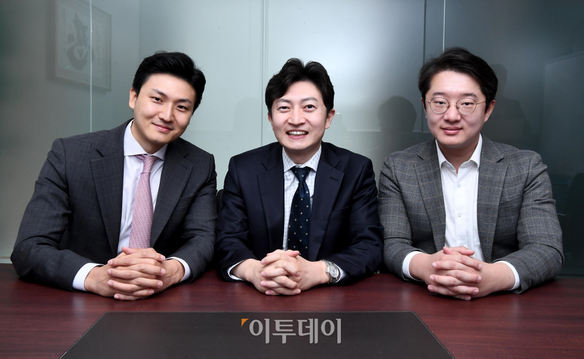 ▲BJ 덕자의 무료 변론을 맡은 로이어프렌즈의 이경민, 손병구, 박성민 변호사(왼쪽부터). 이들은 35세 동갑내기 친구다. (신태현 기자 holjjak@)