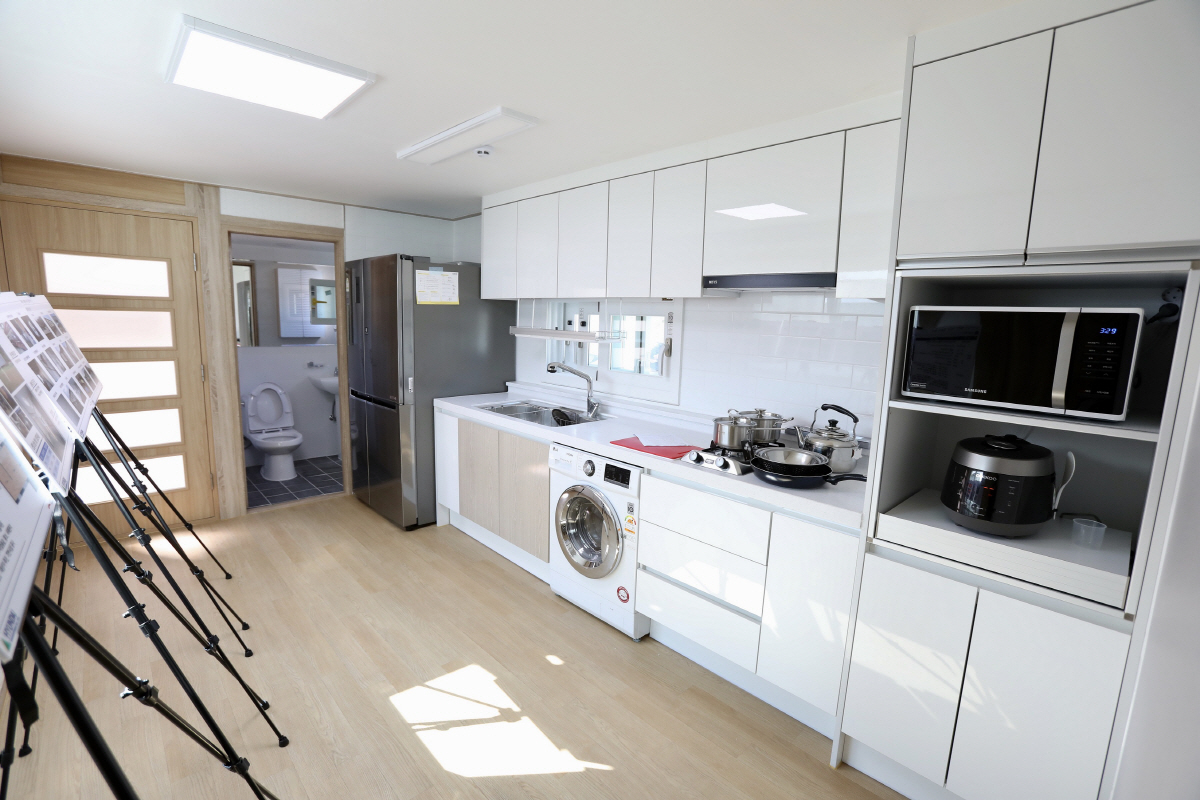 ▲현대엔지니어링이 경남 의령, 경북 청송, 충북 옥천에 기증한 모듈러하우스 내부 전경. (사진 제공=현대엔지니어링)