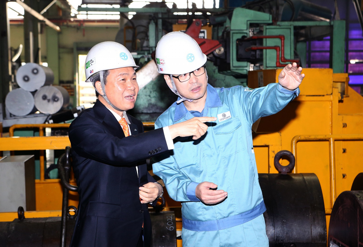 ▲진옥동 신한은행장(가운데)이 6일 경기도 시화공단에 위치한 알루미늄 제품 전문업체인 신양금속공업을 방문해 이장희 이사(맨 왼쪽)와 생산설비를 돌아보며 의견을 나누고 있다. (사진제공=신한은행)