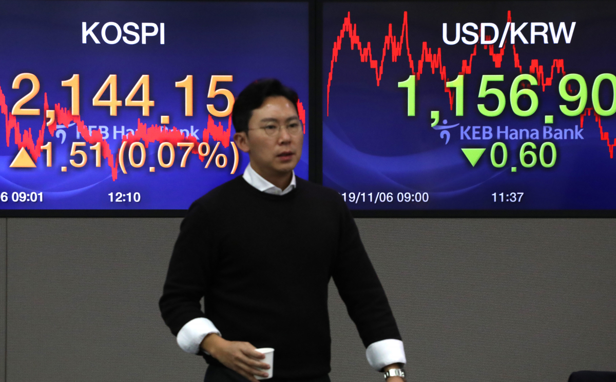 ▲코스피가 1.51포인트 오른 2144.15로 장을 마감한 6일 서울 중구 KEB 하나은행 딜링룸에서 한 딜러가 전광판 앞을 지나고 있다. (연합뉴스)