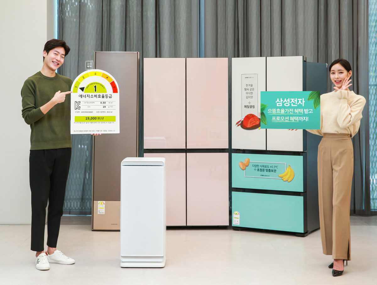 ▲삼성 디지털프라자 삼성대치점에서 삼성전자 모델이 무풍에어컨, 무풍큐브, 비스포크, 김치플러스 비스포크 4도어 등 삼성전자의 으뜸효율가전을 소개하고 있다. 삼성전자 으뜸효율가전 구매 고객은 한국에너지공단에서 제공하는 구매 비용 환급뿐만 아니라, 기존 삼성전자의 프로모션 혜택도 중복 적용 받을 수 있다. (사진제공=삼성전자)