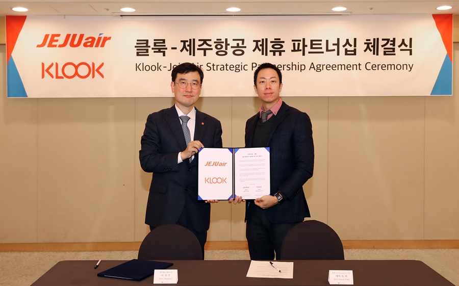 ▲지난달 말 서울 강서구 메이필드 호텔 로터스홀에서 제주항공과 클룩이 업무제휴 협약식을 체결하고 에릭 녹 파 공동 창업자 겸 최고운영책임자(COO)(사진 오른쪽)와 이석주 제주항공 대표이사(사진 왼쪽)이 기념촬영을 하고 있다. (사진제공=제주항공)