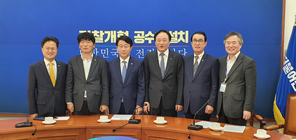 ▲사진 왼쪽부터 김정우 더불어민주당 기획재정위원회 간사, 박완주 농림축산식품해양수산위원회 간사, 조정식 정책위원회 의장, 임준택 수협 회장. (사진제공=수협중앙회)