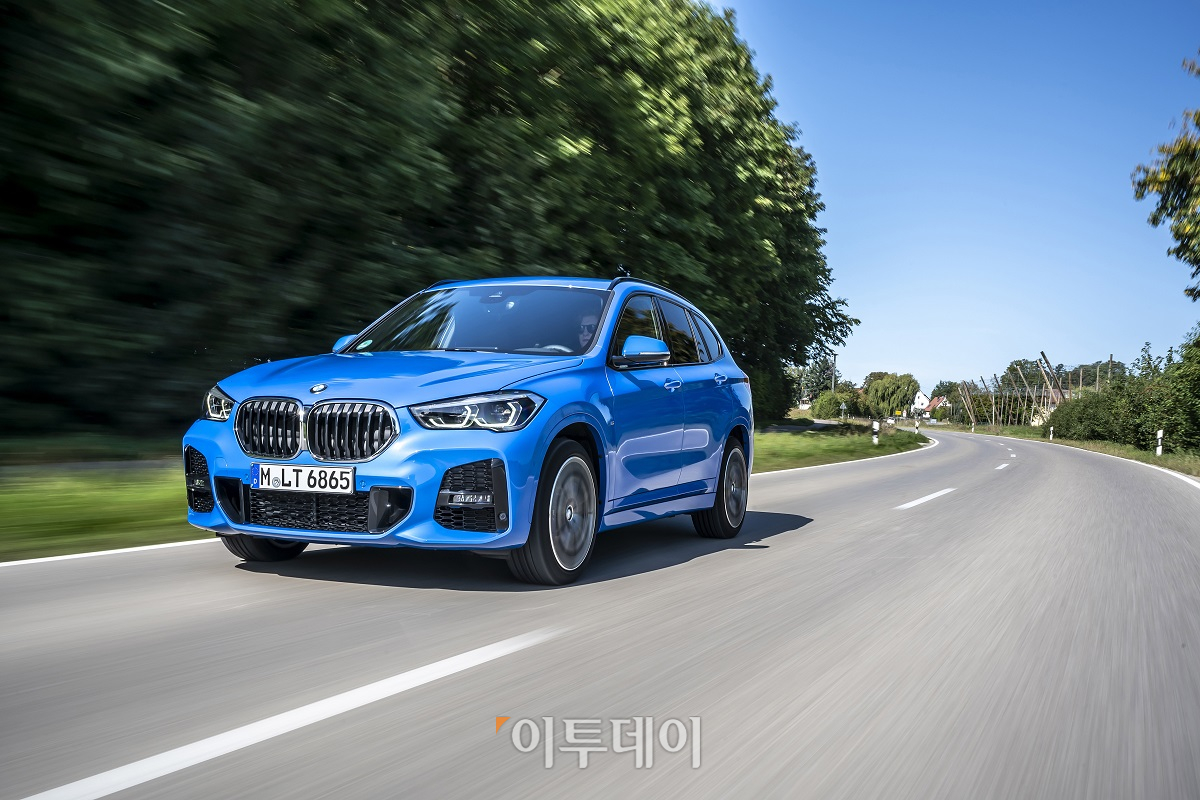 ▲BMW 코리아가 2세대 X1의 부분변경 모델을 선보였다.  이전보다 그릴을 키웠고 보다 공격적인 모습으로 거듭났다.  (사진제공=BMW 코리아)