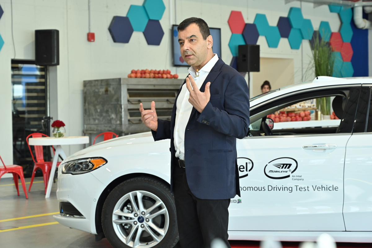 ▲인텔 모빌아이의 암논 샤슈아 CEO 겸 사장이 투자 설명회에서 연설하고 있다.  (사진제공=인텔코리아)