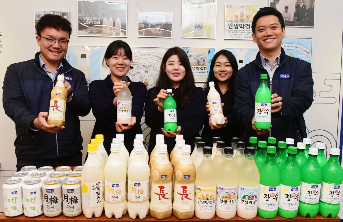 ▲장수막걸리 영업기획팀이 서울 마포구 망원로 장수막걸리 체험관에서 제품을 소개하고 있다. (고이란 기자 photoeran@)