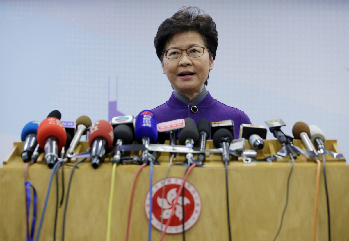 ▲캐리 람 홍콩 행정장관이 6일(현지시간) 중국 베이징에 있는 홍콩특별행정구 관공서에서 기자회견을 하고 있다. 베이징/로이터연합뉴스.
