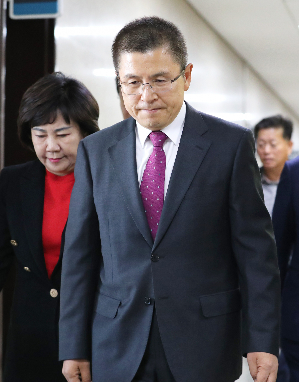 ▲자유한국당 황교안 대표가 7일 오전 국회에서 열린 최고위원회의를 위해 회의실로 이동하고 있다.  (연합뉴스)