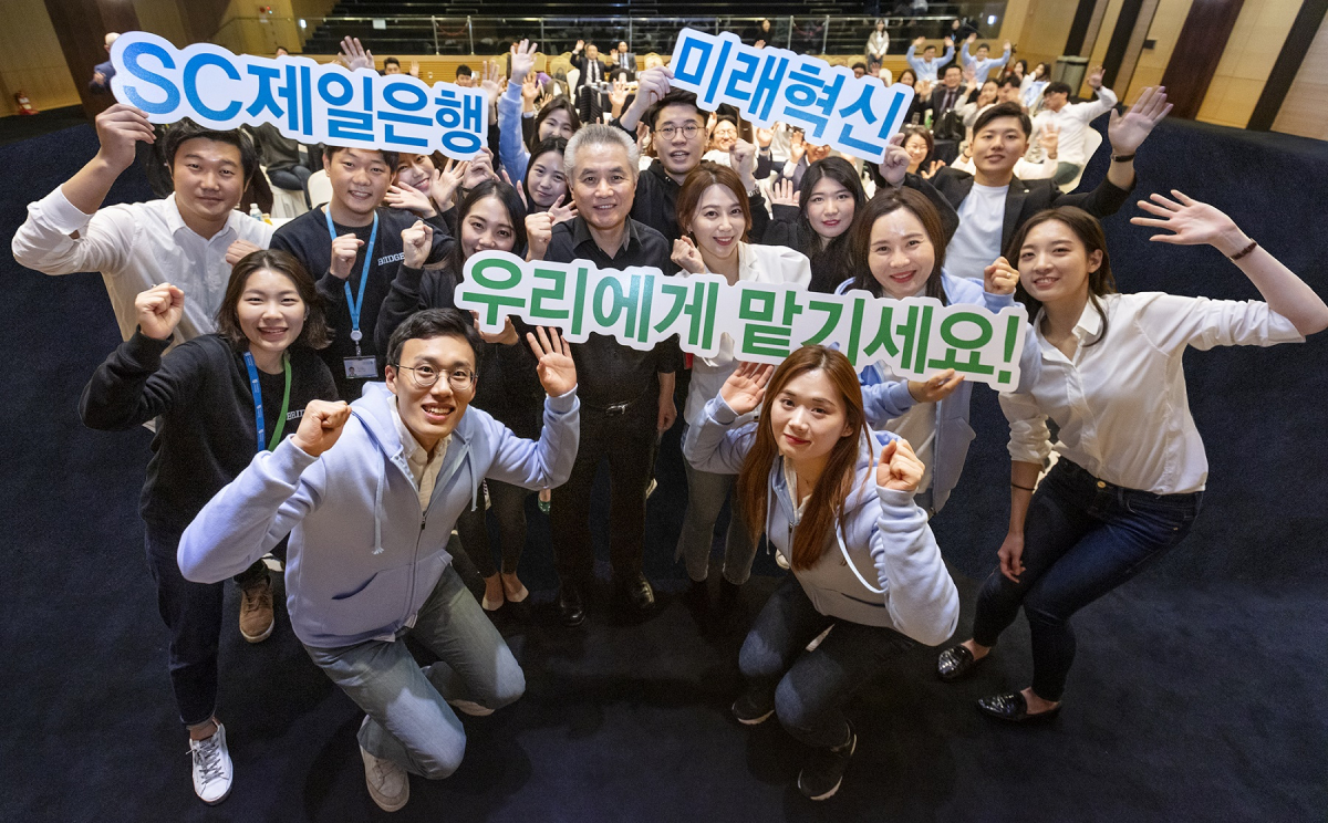 ▲박종복 SC제일은행장(가운데)이 지난 7일 서울 종로구 본사에서 열린 ‘미래혁신그룹 프로젝트 경진 대회’에서 아이디어 경연에 참여한 밀레니얼 세대 직원들과 함께 과감한 혁신과 지속적인 성장을 다짐하고 있다. (사진제공= SC제일은행)