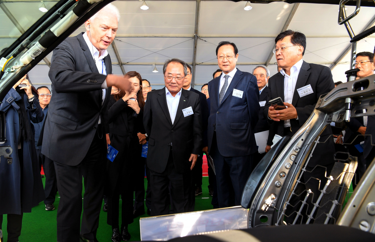 ▲8일 현대 기아차 남양연구소에서 열린 'R&D 협력사 테크데이’ 행사에 참석한 알버트 비어만 사장이 협력사 선행 신기술 전시물을 살펴보고 있다.  (사진제공=현대차)