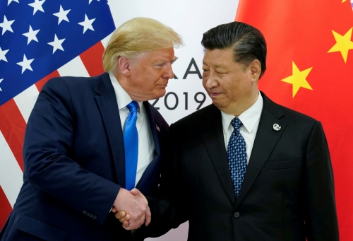 ▲도널드 트럼프(왼쪽) 미국 대통령이 6월 일본 오사카에서 열린 주요 20개국(G20) 정상회의에서 시진핑 중국 국가주석을 만나 악수하고 있다. 오사카/로이터 연합뉴스.
