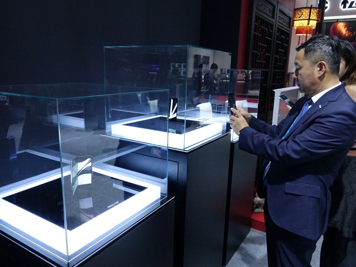 ▲지난 5일(현지시간) 중국 상하이에서 진행 중인 제2회 중국국제수입박람회의 삼성 전시장에서 관람객들이 유리 상자 속에 놓인 갤럭시폴드를 살펴보고 있다. 연합뉴스