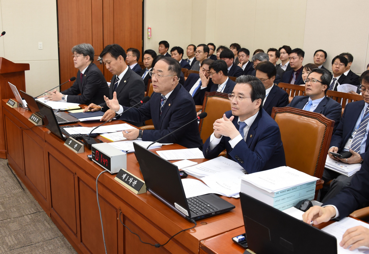 ▲홍남기 경제부총리 겸 기획재정부 장관이 8일 여의도 국회에서 열린 기획재정위원회 전체회의에서 질의에 답변하고 있다. (사진제공=기획재정부)