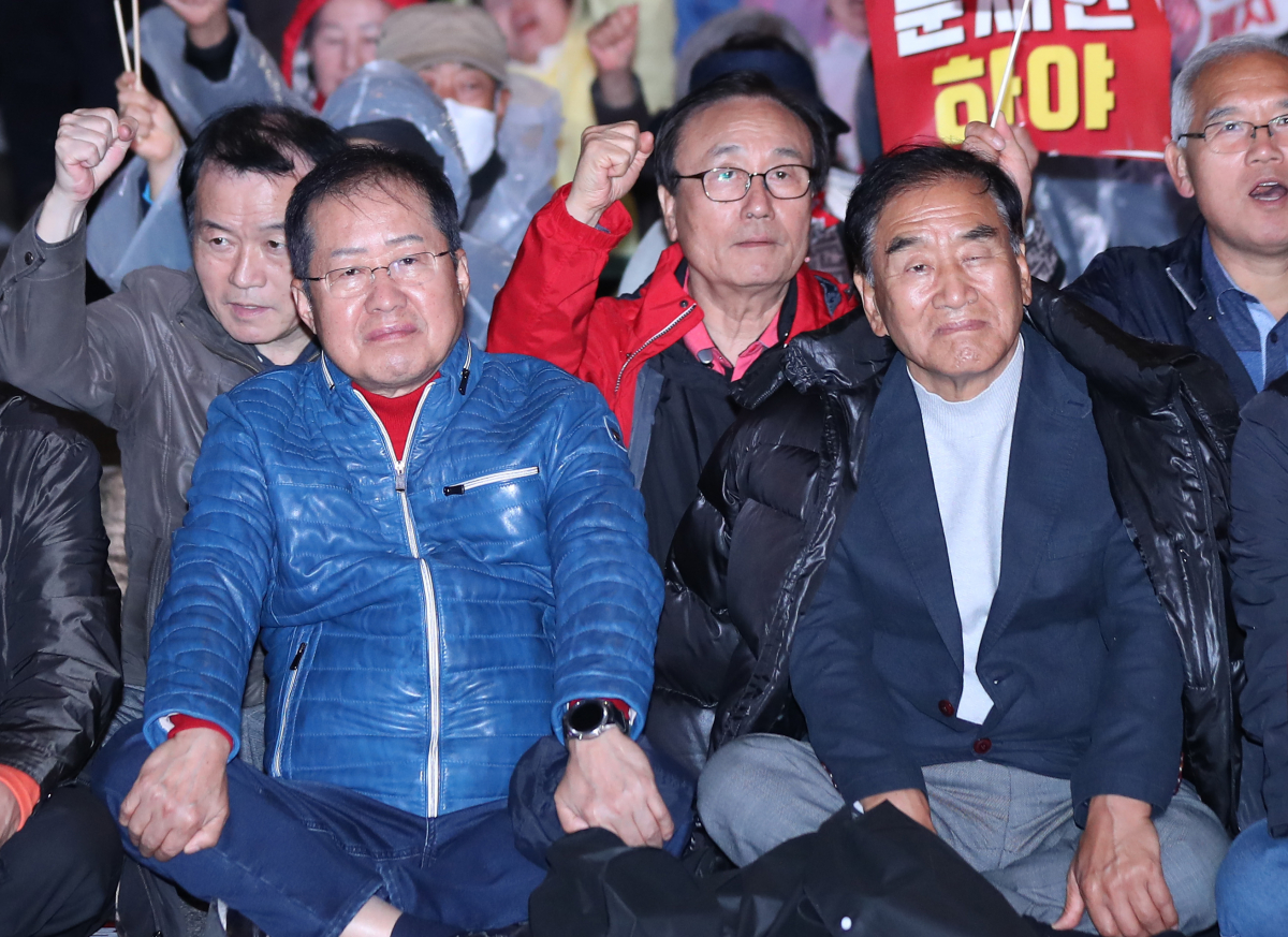 ▲자유한국당 홍준표 전 대표와  이재오 전 새누리당 의원이 25일 오후 서울 광화문광장에서 문재인하야범국민투쟁본부 주최로 열린 제3차 범국민투쟁대회에 참가해 자리에 앉아 있다.  (연합뉴스)