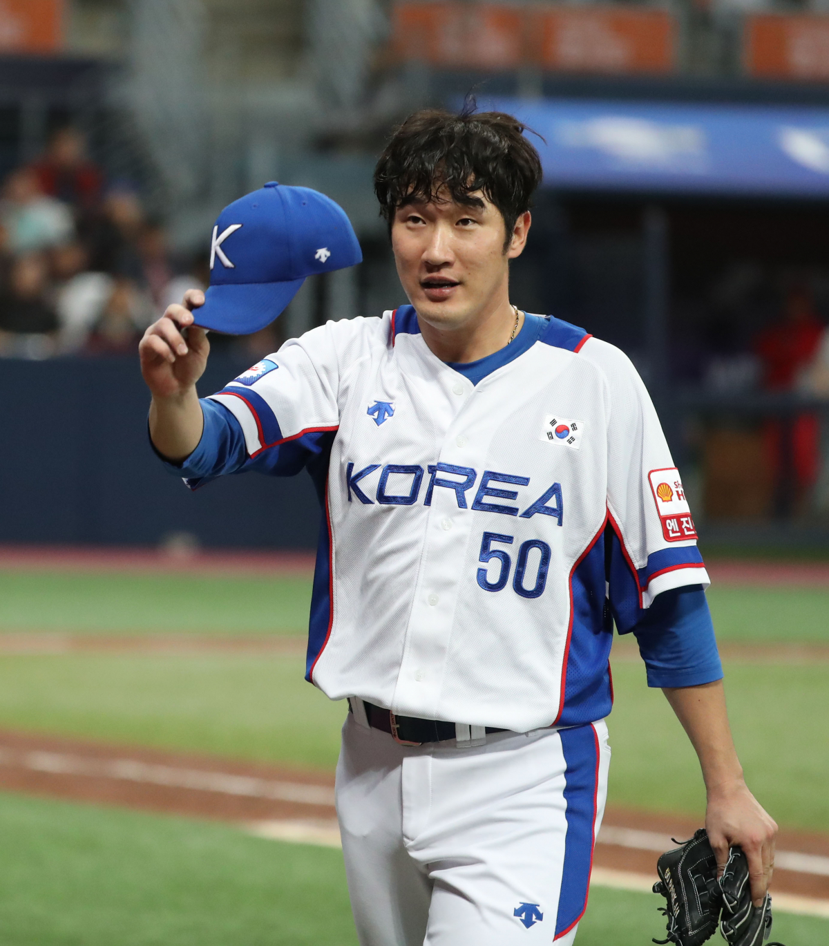 ▲8일 오후 서울 구로구 고척스카이돔에서 열린 2019 세계야구소프트볼연맹(WBSC) 프리미어 12 예선 C조 대한민국과 쿠바의 경기, 4이닝을 무실점으로 마무리한 한국 선발 박종훈이 5회초 차우찬과 교체되며 마운드에서 내려오며 인사하고 있다. (뉴시스)