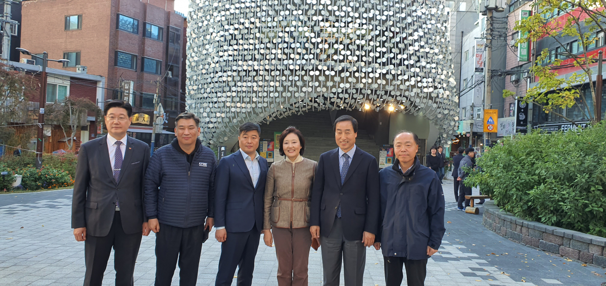 ▲박영선 중소벤처기업부 장관이 9일 신촌 연세로에서 개최된 '가치삽시다! 소상공인 한마당' 행사에 참석하여 참석자들과 단체사진을 찍고 있다(왼쪽부터 정진수 중소기업유통센터 대표이사, 최승재 소상공인연합회장, 홍성호 신촌상인회장, 박영선 중소벤처기업부 장관, 문석진 서대문구 구청장, 조봉환 소상공인시장진흥공단 이사장)