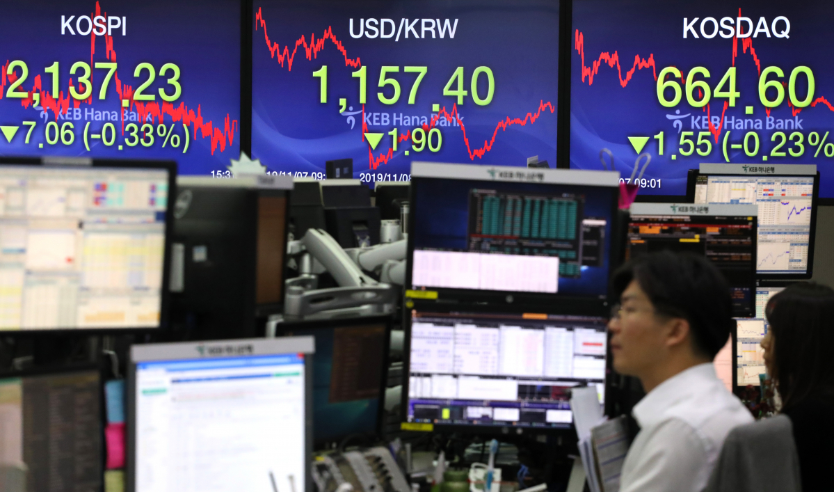 ▲코스피가 7.06포인트 내린 2137.23으로 장을 마감한 8일 서울 중구 KEB 하나은행 딜링룸에서 딜러들이 업무를 보고 있다.    chc@yna.co.kr/2019-11-08 15:46:54/<저작권자 ⓒ 1980-2019 ㈜연합뉴스. 무단 전재 재배포 금지.> (연합뉴스)