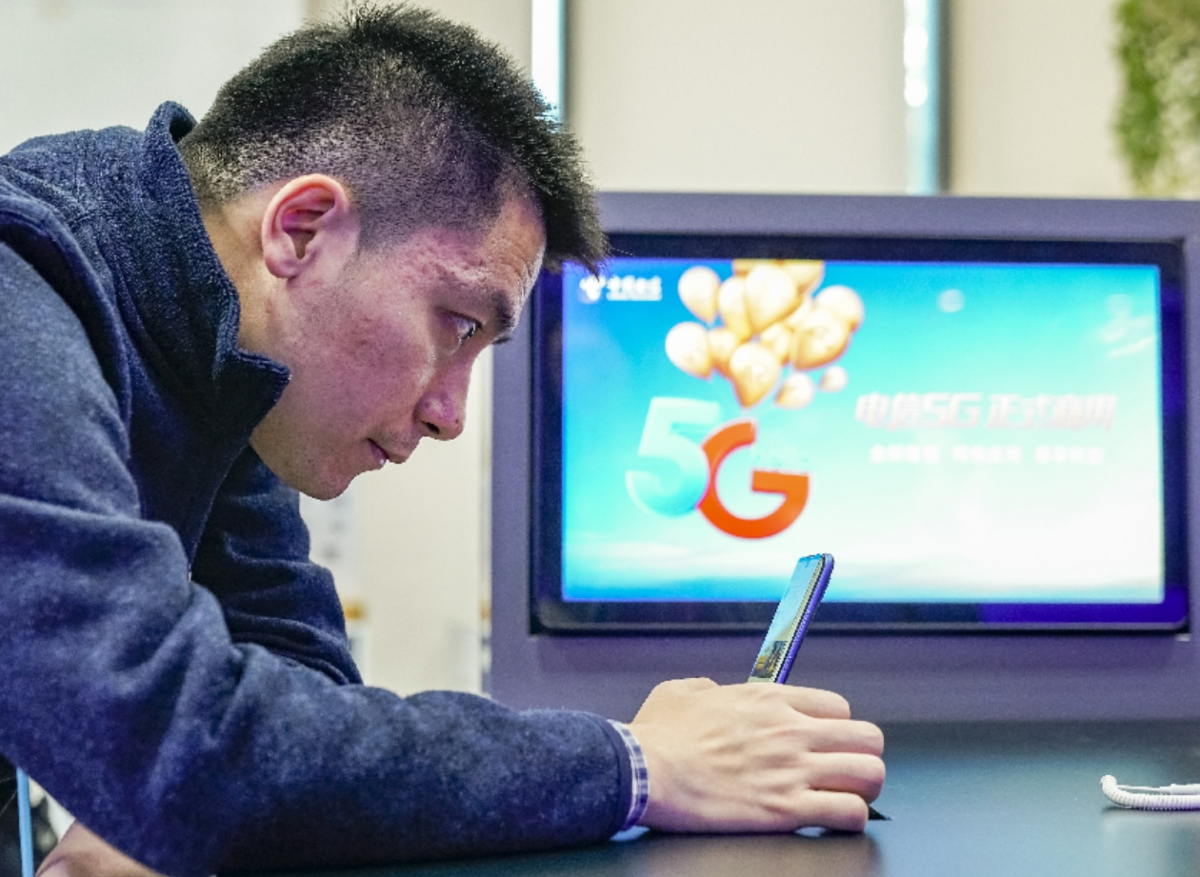 ▲중국 베이징에서 한 남성이 5G 휴대전화를 사용하고 있다. (신화/연합뉴스)