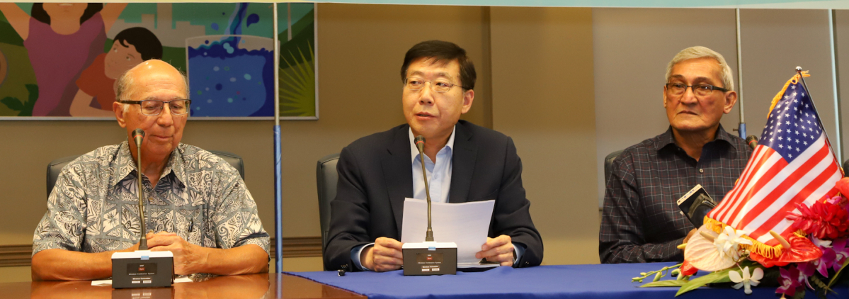 ▲한국전력은 미국 괌 전력청(GPA)과 현지 우쿠두 가스복합발전(200㎿급) 프로젝트에 따른 장기 전력 판매 계약을 체결했다. (왼쪽부터 죠셉 두에냐스 괌 전력수자원규제위원회(CCU) 의장, 서근배 한전 해외사업개발처장, 존 베나벤터 괌 전력청장) (사진제공=한국전력)