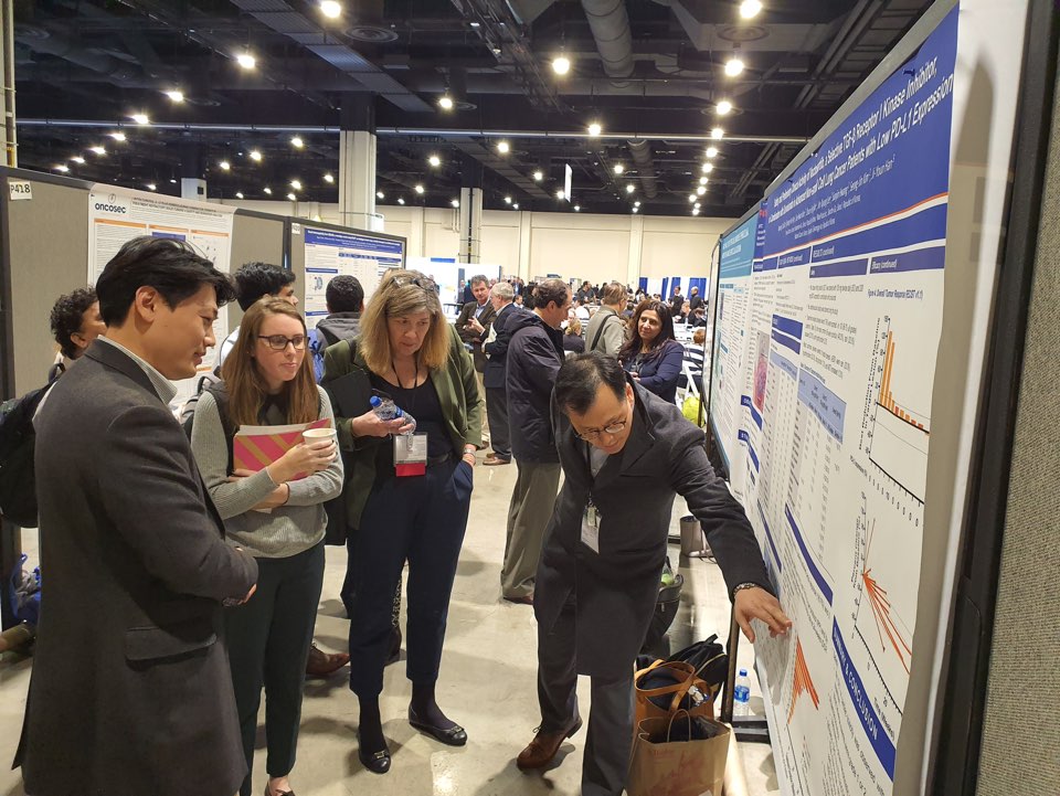 ▲메드팩토 황선진 이사(왼쪽)와 임상의 연세의대 세브란스병원 조병철 교수(오른쪽)가 학회 참가자들에게 백토서팁 임상 결과를 설명하고 있다. (사진제공=메드팩토)