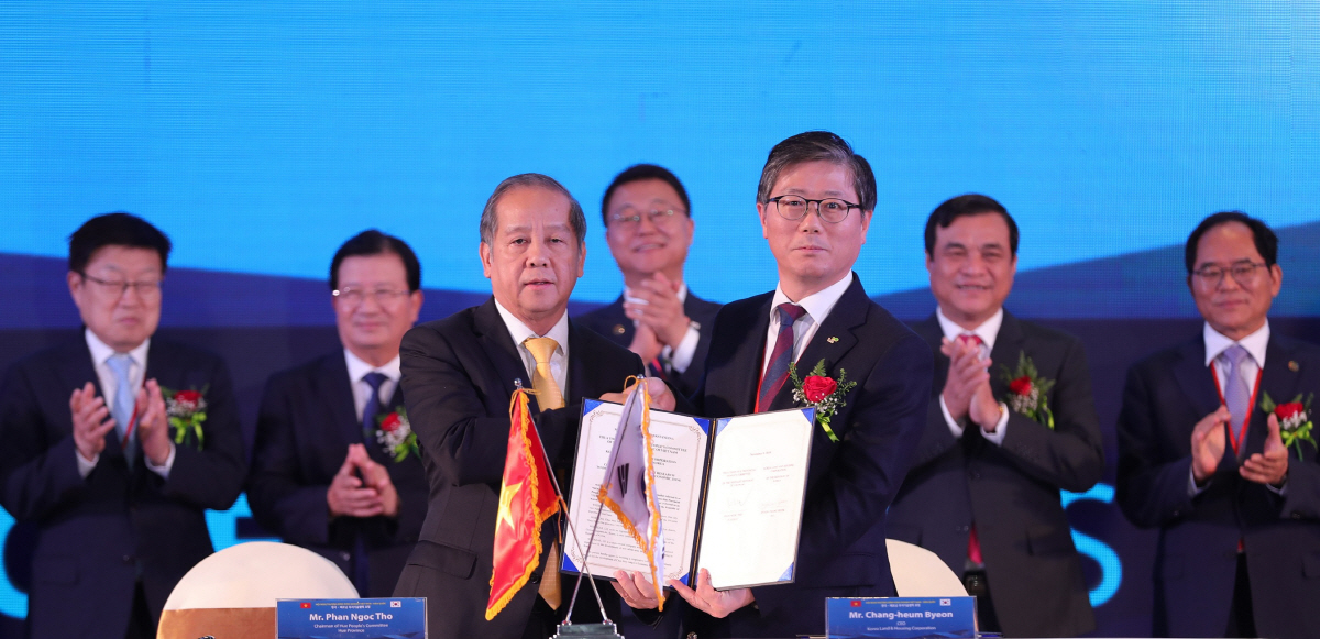 ▲변창흠(앞줄 오른쪽) LH 사장, 판 응옥 토(앞줄 왼쪽) 후에성장, 응웬 딘 쭝(뒷줄 왼쪽 두 번째) 베트남 부총리, 주형철(뒷줄 왼쪽 세 번째) 신남방정책특별위원회 위원장을 비롯한 관계자들이 이달 9일 베트남 꽝남성에서 개발 협력 협약을 체결한 후 기념사진을 촬영하고 있다.(사진제공=LH)
