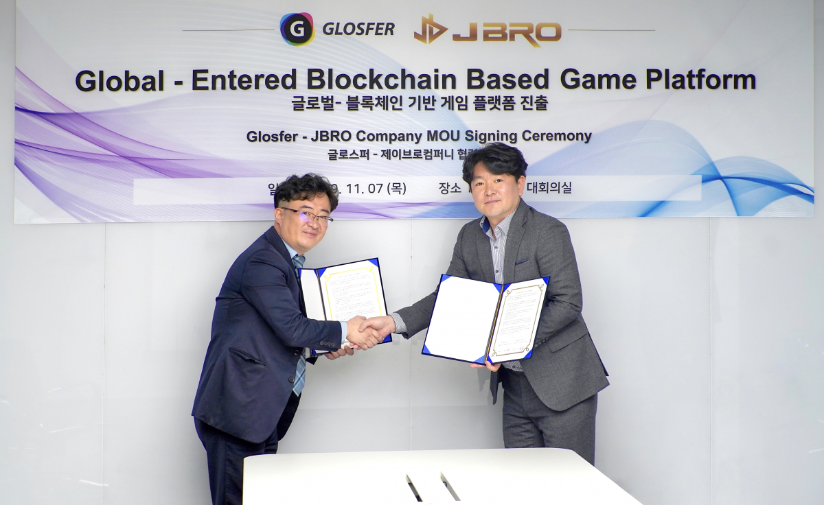 ▲김진우 글로스퍼 이사(왼쪽)와 전시영 제이브로컴퍼니 대표가 업무협약을 체결하고 기념촬영을 하고 있다. (글로스퍼 제공)