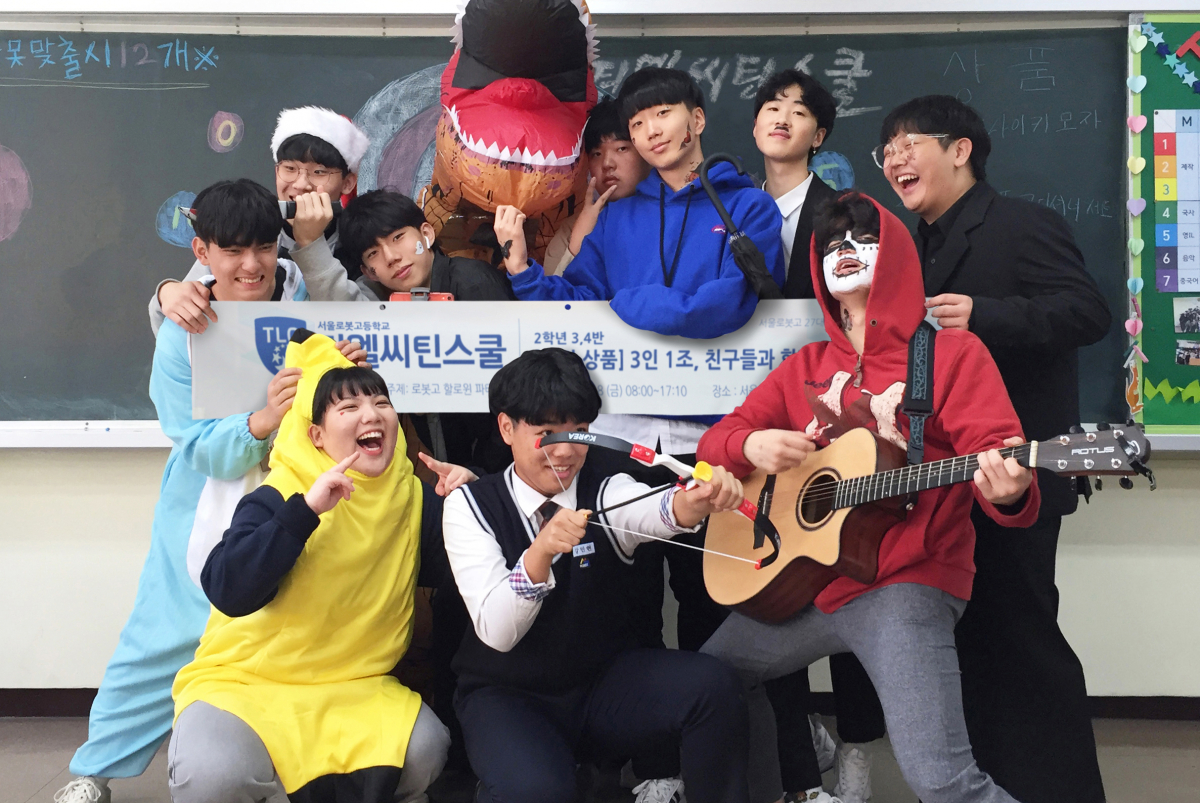 ▲티엘씨틴스쿨 수강생들이 8일 체험부스로 꾸민 교실에서 기념촬영을 하고 있다. (사진제공=태전그룹)