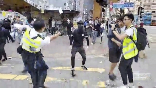 ▲홍콩 경찰이 11일(현지시간) 오전 시위에 나선 참가자를 향해 총을 겨누고 있다. 홍콩/AP연합뉴스 
